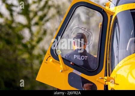 Der Krankenwagen transportiert schwer kranke Patienten vom Eastbourne Hospital in eine entsprechend ausgestattete medizinische Einrichtung. Stockfoto