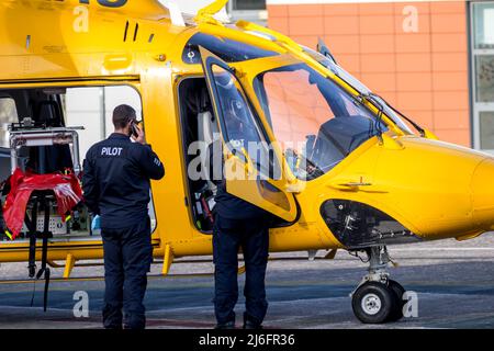 Der Krankenwagen transportiert schwer kranke Patienten vom Eastbourne Hospital in eine entsprechend ausgestattete medizinische Einrichtung. Stockfoto