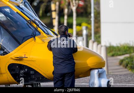 Der Krankenwagen transportiert schwer kranke Patienten vom Eastbourne Hospital in eine entsprechend ausgestattete medizinische Einrichtung. Stockfoto