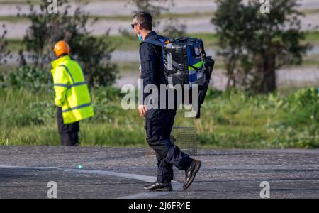 Der Krankenwagen transportiert schwer kranke Patienten vom Eastbourne Hospital in eine entsprechend ausgestattete medizinische Einrichtung. Stockfoto