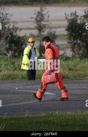 Der Krankenwagen transportiert schwer kranke Patienten vom Eastbourne Hospital in eine entsprechend ausgestattete medizinische Einrichtung. Stockfoto