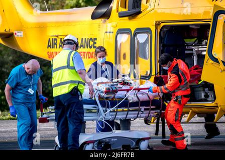 Der Krankenwagen transportiert schwer kranke Patienten vom Eastbourne Hospital in eine entsprechend ausgestattete medizinische Einrichtung. Stockfoto