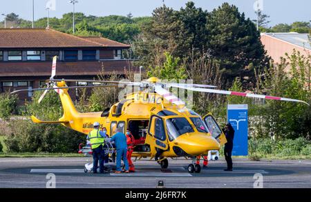 Der Krankenwagen transportiert schwer kranke Patienten vom Eastbourne Hospital in eine entsprechend ausgestattete medizinische Einrichtung. Stockfoto