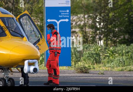 Der Krankenwagen transportiert schwer kranke Patienten vom Eastbourne Hospital in eine entsprechend ausgestattete medizinische Einrichtung. Stockfoto