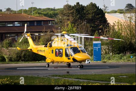Der Krankenwagen transportiert schwer kranke Patienten vom Eastbourne Hospital in eine entsprechend ausgestattete medizinische Einrichtung. Stockfoto