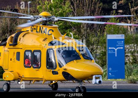 Der Krankenwagen transportiert schwer kranke Patienten vom Eastbourne Hospital in eine entsprechend ausgestattete medizinische Einrichtung. Stockfoto