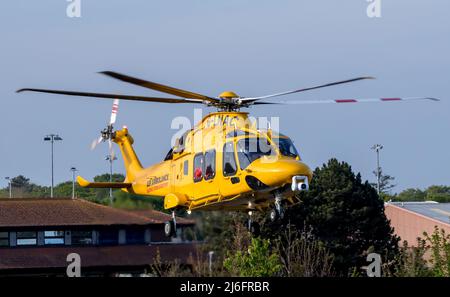 Der Krankenwagen transportiert schwer kranke Patienten vom Eastbourne Hospital in eine entsprechend ausgestattete medizinische Einrichtung. Stockfoto