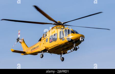 Der Krankenwagen transportiert schwer kranke Patienten vom Eastbourne Hospital in eine entsprechend ausgestattete medizinische Einrichtung. Stockfoto
