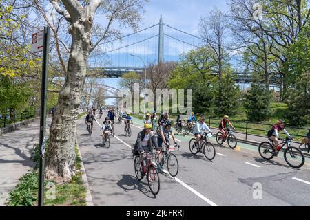 NEW YORK, NY - MAI 01: Der Astoria Park ist voll mit Fahrrädern, während Fahrradfahrer bei der jährlichen Five-Borough Bike Tour am 01. Mai 2022in in New York City ihre Räder drehen. Tausende von Radfahrern aller Schwierigkeitsgrade fahren 40 Meilen durch jeden Bezirk von New York City auf Straßen, die völlig autofrei sind. Die massive Radsportveranstaltung bedeutet auch erhebliche Straßensperrungen im gesamten Big Apple. Kredit: Ron Adar/Alamy Live Nachrichten Stockfoto