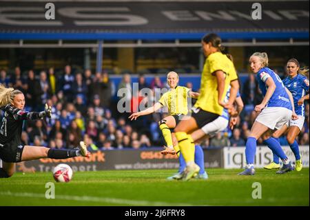 Birmingham, Großbritannien. 01.. Mai 2022. Pernille Harder (23 Chelsea) hat einen Schuss auf Ziel&#XA;&#XA; während des Womens Super League-Spiels zwischen Birmingham City &amp; Chelsea im St Andrews Stadium in Birmingham, England Karl W Newton/Sports Press Photos (SPP) Credit: SPP Sport Press Photo. /Alamy Live News Stockfoto