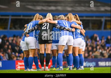 Birmingham, Großbritannien. 01.. Mai 2022. Birmingham huddle pre kick off &#XA;&#XA;während des Womens Super League Spiel zwischen Birmingham City & amp; Chelsea im St Andrews Stadium in Birmingham, England Karl W Newton/Sports Press Photos (SPP) Kredit: SPP Sport Press Photo. /Alamy Live News Stockfoto