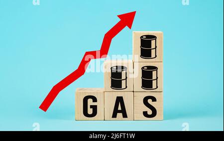 Die Ölkrise im Graphen NACH OBEN. Steigender Ölpreis. Steigende Ölpreise. Grafik über steigende Ölpreise, Barrel, Grafik über steigende Energiepreise Stockfoto