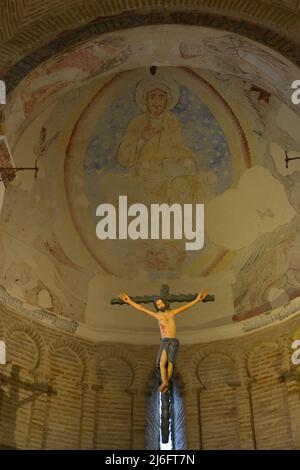 Replik des Cristo de la Luz (gekreuzigt Christus), mehrchromte Holzschnitzerei in der Werkstatt von Arteaznarez. Das gotische Original befindet sich im Museum von Santa Cruz. Apsis des Cristo de la Luz-Schreins (ehemalige Moschee). Toledo, Kastilien-La Mancha, Spanien. Stockfoto