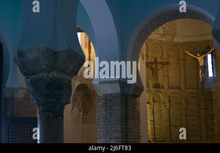 Cristo de la Luz-Schrein. Ehemalige Moschee, Ende des 10.. Jahrhunderts erbaut und im 12.. Jahrhundert in eine christliche Kirche umgewandelt. Architektonische Details im Innenbereich. Apsis. Toledo, Kastilien-La Mancha, Spanien. Stockfoto