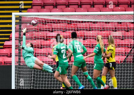 Torhüter Georgie Ferguson (29 Watford) konnte Mollie Green (16 Coventry United) beim Fußballspiel der FA Championship zwischen Watford und Coventry im Vicarage Road Stadium in Watford, England, nicht stoppen. Kevin Hodgson/SPP Stockfoto