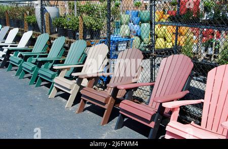 Adirondack Stühle in verschiedenen Farben zum Verkauf in Lakewood, Ohio Stockfoto