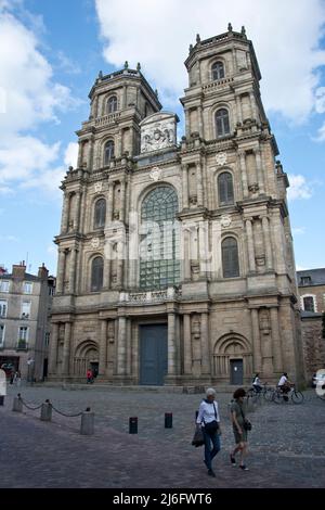 Fussgängerinnen vor der Saint-Pierre-Kathedrale im Zentrum von Rennes Stockfoto