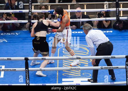 New York, USA. 30. April 2022, New York, New York, USA: Katie Taylor aus Irland in schwarzen Kämpfen Amanda Serrano aus Purto Rico (lebt derzeit in Brooklyn, NY) in orangefarbener Spitze für die unangefochtene Leichtbau-Weltmeisterschaft bei der MSG. Katie Taylor gewann durch eine getrennte Entscheidung der Richter. (Bild: © Lev Radin/Pacific Press via ZUMA Press Wire) Bild: ZUMA Press, Inc./Alamy Live News Stockfoto