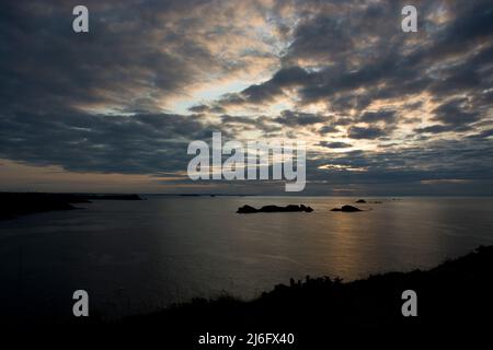 Eindringliche Abendstimmung bei der Ile Besnard im Norden der Bretagne Stockfoto