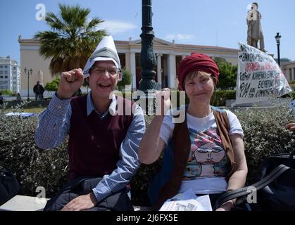 1. Mai 2022, Athen, Griechenland: Ein paar Demonstranten protestieren während der Teilnahme an der Kundgebung zum Internationalen Arbeitertag. Tausende griechischer Arbeiter gingen auf die Straße, um den Internationalen Tag der Arbeit zu feiern und gegen hohe Preise und Energiekosten zu protestieren, die die Haushalte quälen, da der Konflikt in der Ukraine den europäischen Volkswirtschaften ihren Tribut fordert. (Bild: © Dimitris Aspiotis/Pacific Press über ZUMA Press Wire) Stockfoto