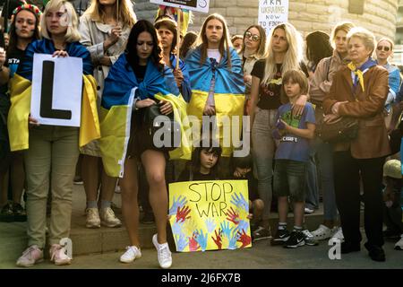 Barcelona, Spanien. 1. Mai 2022: Zwei Kinder nehmen mit ihrem Plakat an einem ukrainischen Protest vor der Basilika Sagrada Familia in Barcelona Teil, um einen Korridor für Zivilisten zu fordern, die in dem zerstörten Mariupol gefangen sind, während die russischen Angriffe weiterlaufen. Quelle: Matthias Oesterle/Alamy Live News Stockfoto