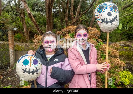 Ballydehob, West Cork, Irland. 1.. Mai 2022. Im Rahmen des Ballydebob Jazz Festivals 2022 fand heute Abend eine Bestattung im Stil von New Orleans statt. Tausende von Menschen packten die Ballydehob Straßen zum ersten Jazz Funeral seit 2019. Ella Spiegel und Abbie Hodnett von Ballydehob bereiteten sich auf die Teilnahme an der Beerdigung vor. Quelle: AG News/Alamy Live News. Stockfoto