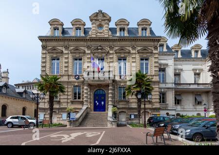 Außenansicht des Rathauses von Saint-Cloud, einer französischen Stadt in den westlichen Vororten von Paris, gelegen im Département Hauts-de-seine in Frankreich Stockfoto