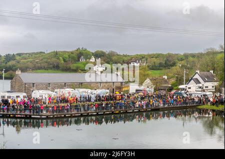 Ballydehob, West Cork, Irland. 1.. Mai 2022. Im Rahmen des Ballydebob Jazz Festivals 2022 fand heute Abend eine Bestattung im Stil von New Orleans statt. Tausende von Menschen packten die Ballydehob Straßen zum ersten Jazz Funeral seit 2019. Hunderte von Leuten waren am Ballydehob Pier für einen spontanen Jazz-Gig. Quelle: AG News/Alamy Live News. Stockfoto