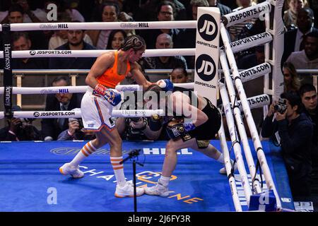 New York, USA. 30. April 2022, New York, New York, USA: Katie Taylor aus Irland in schwarzen Kämpfen Amanda Serrano aus Purto Rico (lebt derzeit in Brooklyn, NY) in orangefarbener Spitze für die unangefochtene Leichtbau-Weltmeisterschaft bei der MSG. Katie Taylor gewann durch eine getrennte Entscheidung der Richter. (Bild: © Lev Radin/Pacific Press via ZUMA Press Wire) Bild: ZUMA Press, Inc./Alamy Live News Stockfoto