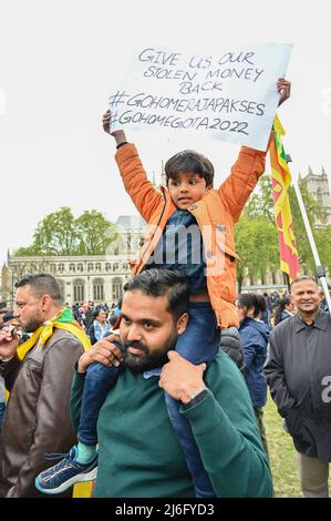 London, Großbritannien. 01.. Mai 2022. Tausende von Sri Lanka solidarisch mit Gale-Face Colombo „Go Home Gota“ gegen Gota zu einer Angst vor Femine in der Wirtschaftskrise auf dem parliament Square, London, Großbritannien. 1. Mai 2022. Kredit: Picture Capital/Alamy Live Nachrichten Stockfoto