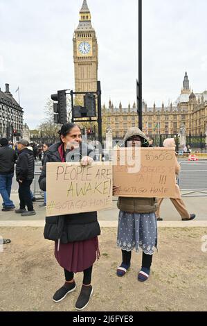 London, Großbritannien. 01.. Mai 2022. Tausende von Sri Lanka solidarisch mit Gale-Face Colombo „Go Home Gota“ gegen Gota zu einer Angst vor Femine in der Wirtschaftskrise auf dem parliament Square, London, Großbritannien. 1. Mai 2022. Kredit: Picture Capital/Alamy Live Nachrichten Stockfoto