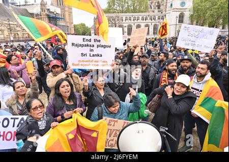 London, Großbritannien. 01.. Mai 2022. Tausende von Sri Lanka solidarisch mit Gale-Face Colombo „Go Home Gota“ gegen Gota zu einer Angst vor Femine in der Wirtschaftskrise auf dem parliament Square, London, Großbritannien. 1. Mai 2022. Kredit: Picture Capital/Alamy Live Nachrichten Stockfoto