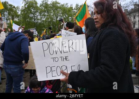 London, Großbritannien. 01.. Mai 2022. Tausende von Sri Lanka solidarisch mit Gale-Face Colombo „Go Home Gota“ gegen Gota zu einer Angst vor Femine in der Wirtschaftskrise auf dem parliament Square, London, Großbritannien. 1. Mai 2022. Kredit: Picture Capital/Alamy Live Nachrichten Stockfoto