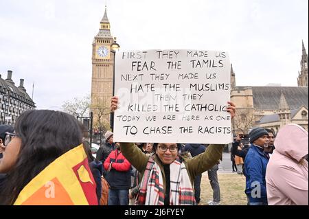 London, Großbritannien. 01.. Mai 2022. Tausende von Sri Lanka solidarisch mit Gale-Face Colombo „Go Home Gota“ gegen Gota zu einer Angst vor Femine in der Wirtschaftskrise auf dem parliament Square, London, Großbritannien. 1. Mai 2022. Kredit: Picture Capital/Alamy Live Nachrichten Stockfoto