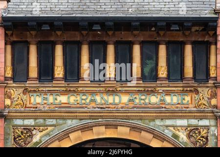 Die Grand Arcade - Einkaufspassage - dekoriert mit Burmantofts Fayence Leeds, West Yorkshire, England, UK Stockfoto