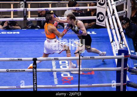 New York, USA. 30. April 2022, New York, New York, USA: Katie Taylor aus Irland in schwarzen Kämpfen Amanda Serrano aus Purto Rico (lebt derzeit in Brooklyn, NY) in orangefarbener Spitze für die unangefochtene Leichtbau-Weltmeisterschaft bei der MSG. Katie Taylor gewann durch eine getrennte Entscheidung der Richter. (Bild: © Lev Radin/Pacific Press via ZUMA Press Wire) Bild: ZUMA Press, Inc./Alamy Live News Stockfoto