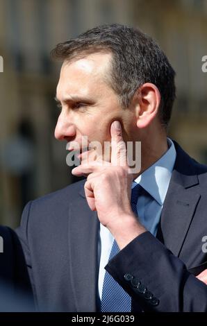 Jordan Bardella, Interimspräsident der RN, kam mit Verwandten der Partei, um einen Kranz am Fuß der Statue von Jeanne d'Arc zu legen Stockfoto