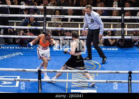 New York, USA. 30. April 2022, New York, New York, USA: Katie Taylor aus Irland in schwarzen Kämpfen Amanda Serrano aus Purto Rico (lebt derzeit in Brooklyn, NY) in orangefarbener Spitze für die unangefochtene Leichtbau-Weltmeisterschaft bei der MSG. Katie Taylor gewann durch eine getrennte Entscheidung der Richter. (Bild: © Lev Radin/Pacific Press via ZUMA Press Wire) Bild: ZUMA Press, Inc./Alamy Live News Stockfoto