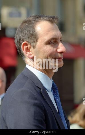 Jordan Bardella, Interimspräsident der RN, kam mit Verwandten der Partei, um einen Kranz am Fuß der Statue von Jeanne d'Arc zu legen Stockfoto