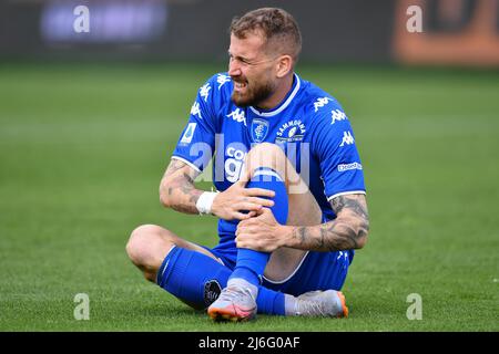 Andrea La Mantia (FC Empoli) wurde bei einem Spiel des FC Empoli gegen den FC Torino in der italienischen Fußballserie A in Empoli, Italien, im Mai 01 2022 verletzt Stockfoto