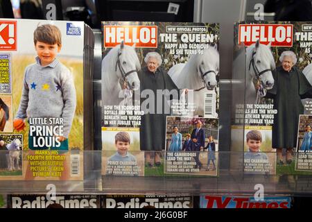 Royals auf der Titelseite der Zeitschriften OK und Hello in einem Zeitungsladen in London, England Stockfoto