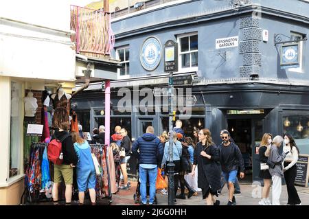 Frühlingssonne auf North Laine in Brighton, einem beliebten Viertel mit unkonventionellen Flair, voll von unabhängigen Geschäften und Ständen, in East Sussex, Großbritannien Stockfoto