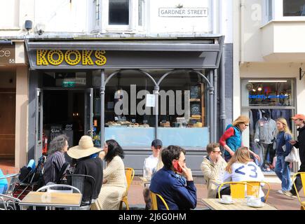 Kooks Cafe in der Gardner Street in North Laine, Brighton, einem Bezirk mit unkonventionellen Flair, voller unabhängiger Geschäfte und Stände, in East Sussex, Großbritannien Stockfoto