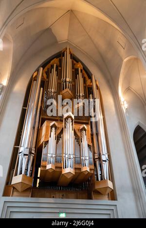 Hallgrimskirkja, eine Wahrzeichen-Kirche, in Reykjavík, Island, an einem bewölkten Morgen. Stockfoto