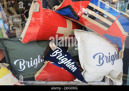 Bunte Kissen zum Verkauf in einem Geschäft im unkonventionellen North Laine in Brighton, East Sussex, Großbritannien Stockfoto