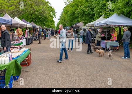 London. UK-05.01.2022. Ein allgemeiner Blick auf den Bauernmarkt, der sonntags im Alexandra Palace Park stattfindet und die Stände und Besucher zeigt. Stockfoto