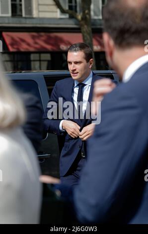 Jordan Bardella, Interimspräsident der RN, kam mit Verwandten der Partei, um einen Kranz am Fuß der Statue von Jeanne d'Arc zu legen Stockfoto