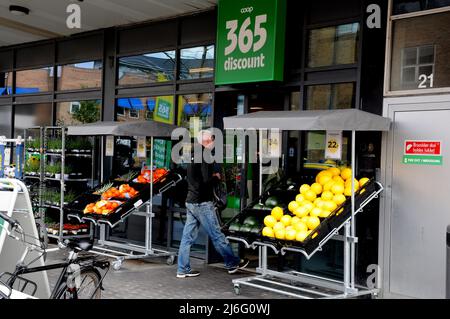 Kastrup/Kopenhagen/Dänemark/01. Mai 2022/ Neue Farbe und neuer Name 365 Discounter von rot bis grün klimafreundlicher Farbladen.(Foto..Francis Dean/Dean Picts) Stockfoto