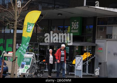 Kastrup/Kopenhagen/Dänemark/01. Mai 2022/ Neue Farbe und neuer Name 365 Discounter von rot bis grün klimafreundlicher Farbladen.(Foto..Francis Dean/Dean Picts) Stockfoto