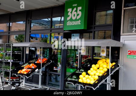 Kastrup/Kopenhagen/Dänemark/01. Mai 2022/ Neue Farbe und neuer Name 365 Discounter von rot bis grün klimafreundlicher Farbladen.(Foto..Francis Dean/Dean Picts) Stockfoto